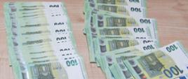 banknoty euro rozłożone na stole