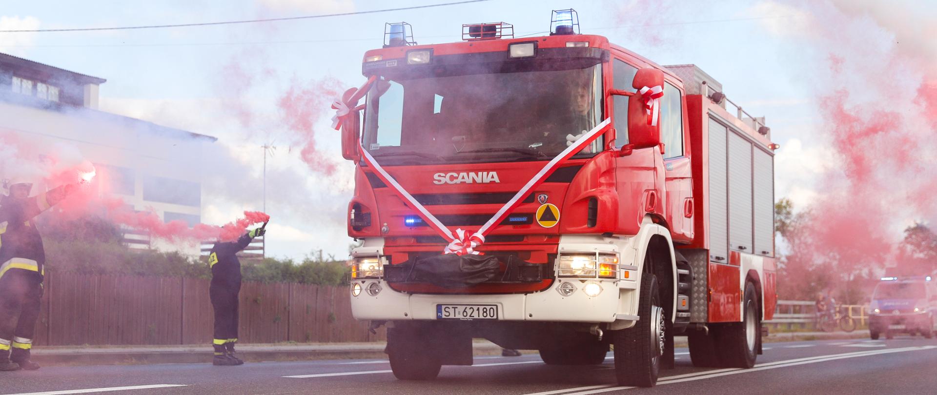 Zdjęcie przedstawia Ciężki samochodu ratowniczo-gaśniczego Scania GCBA 532 pozyskany OSP Waleńczów z Komendy Miejskiej PSP w Tychach.