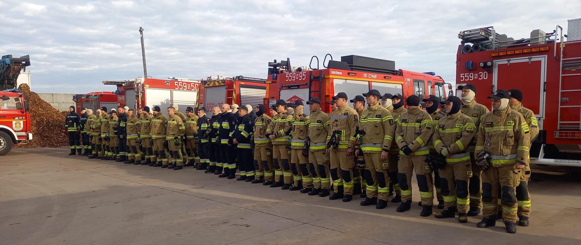 Zdjęcie przedstawia strażaków biorących udział w ćwiczeniach- warsztatach