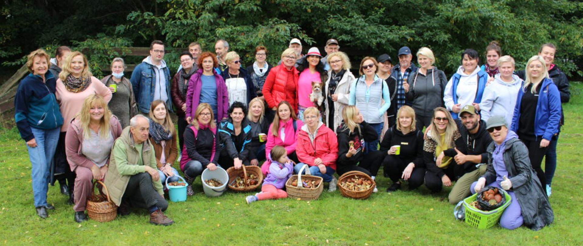 Zdjęcie grupowe z grzybobrania pracowników SP ZOZ MSWiA w Szczecinie 