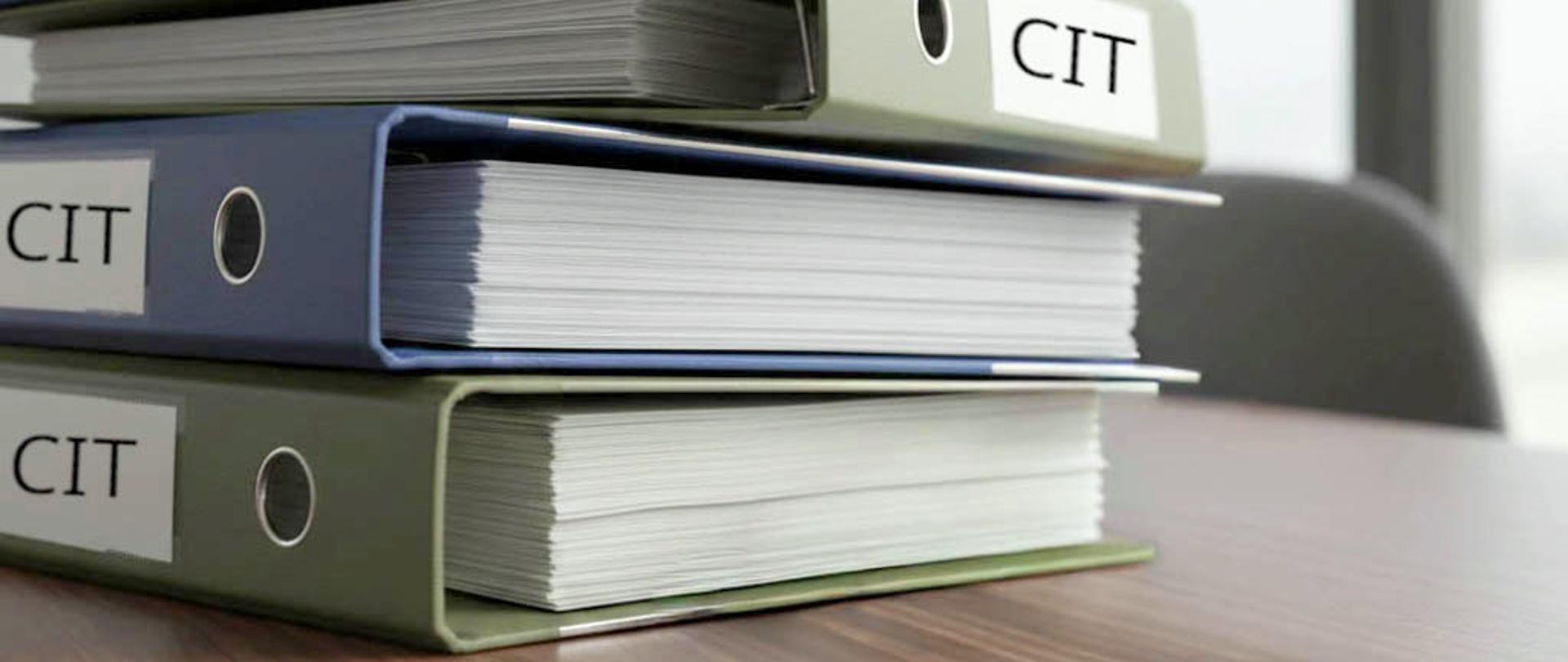 Segregatory na biurku