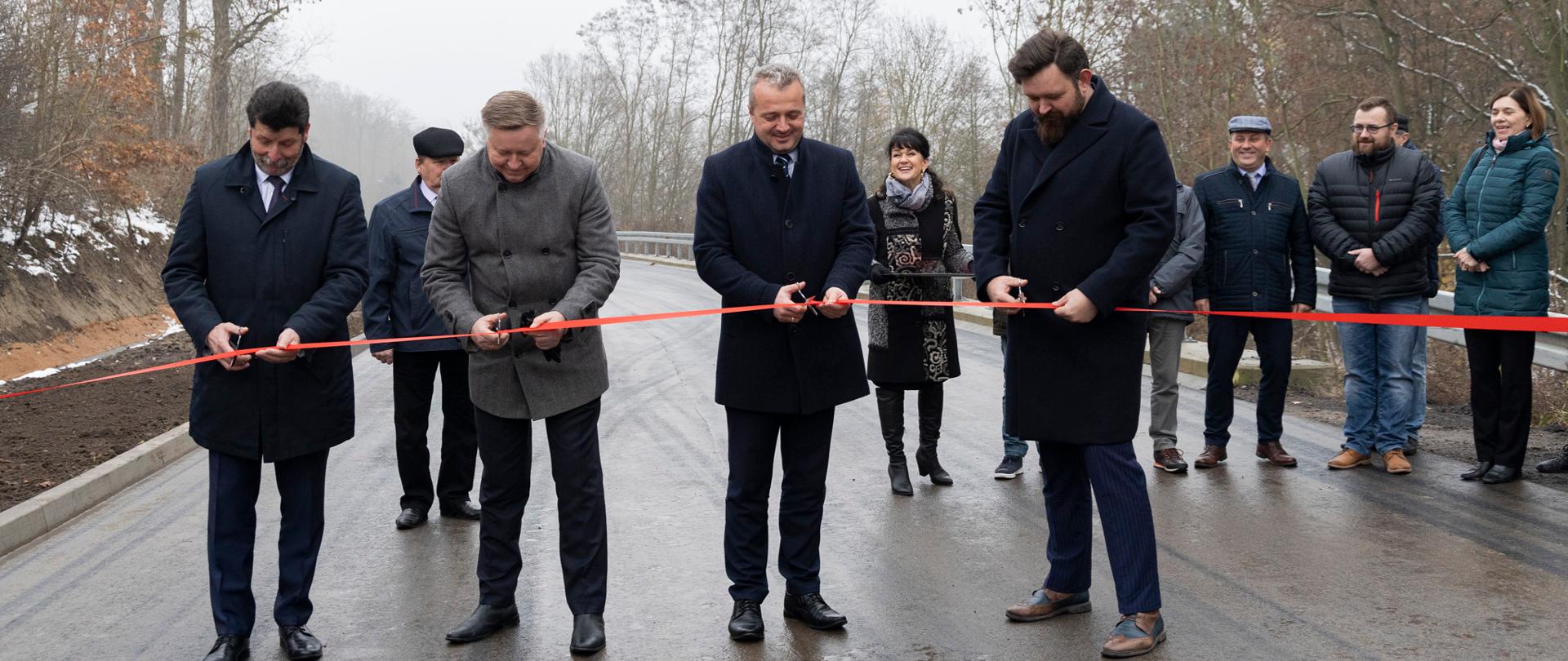 
Grupa ludzi stojąca w rzędzie na drodze
