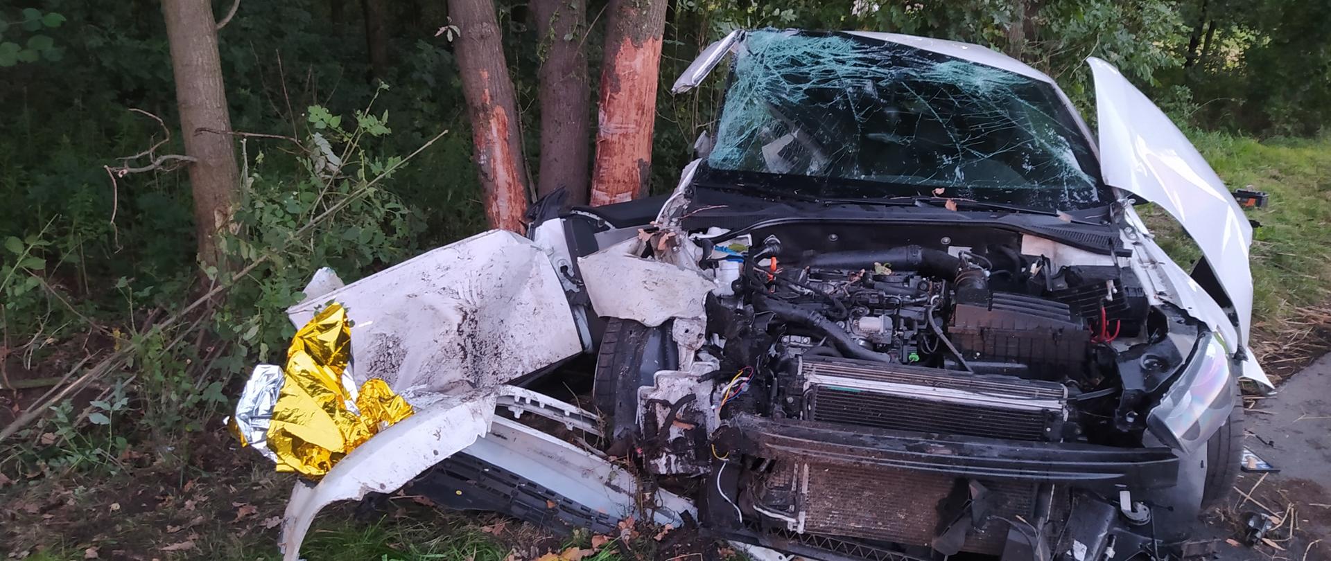 Na zdjęciu rozbity samochód osobowy o drzewo
