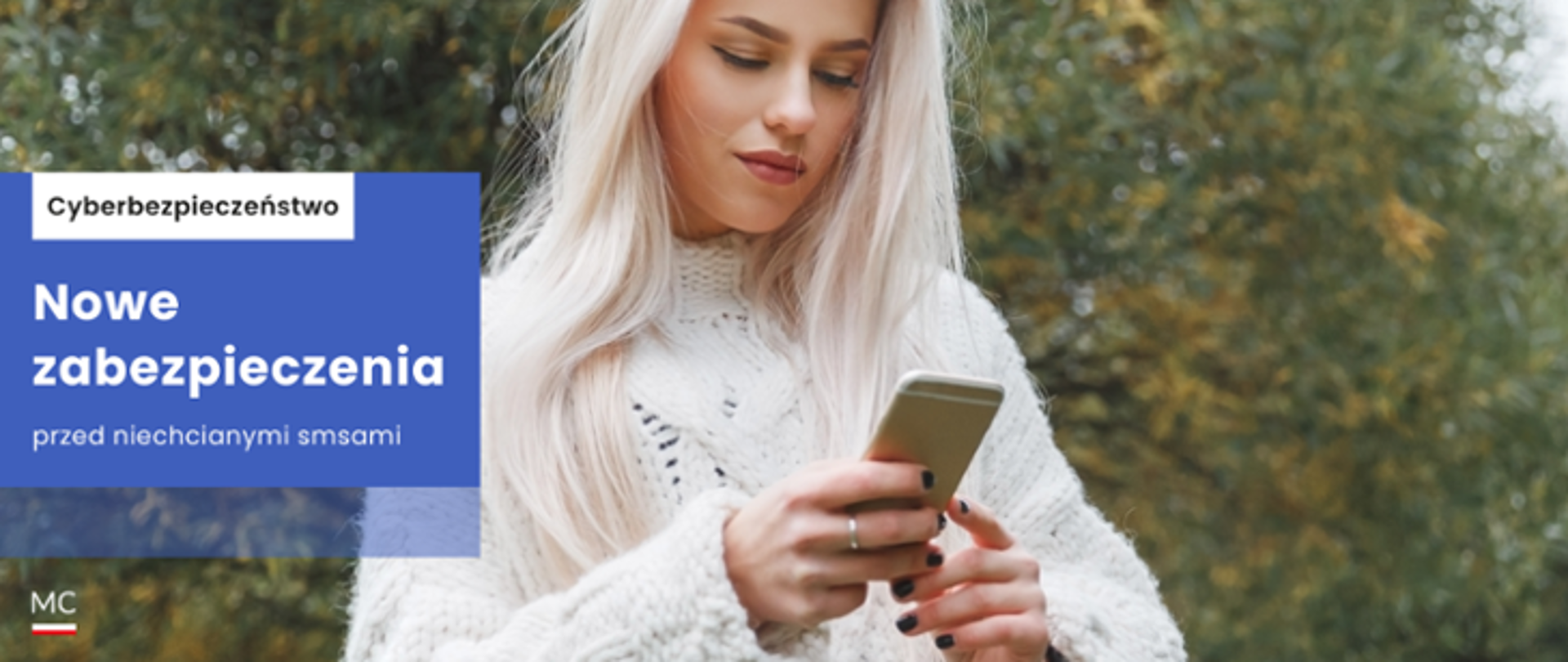 Zdjęcie młodej blondynki ze smartfonem w rękach. Po lewej stronie napis: Nowe zabezpieczenia przed niechcianymi smsami