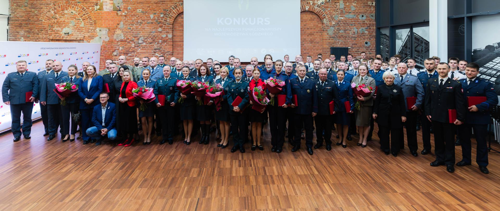 Pamiątkowa fotografia uczestników wydarzenia 