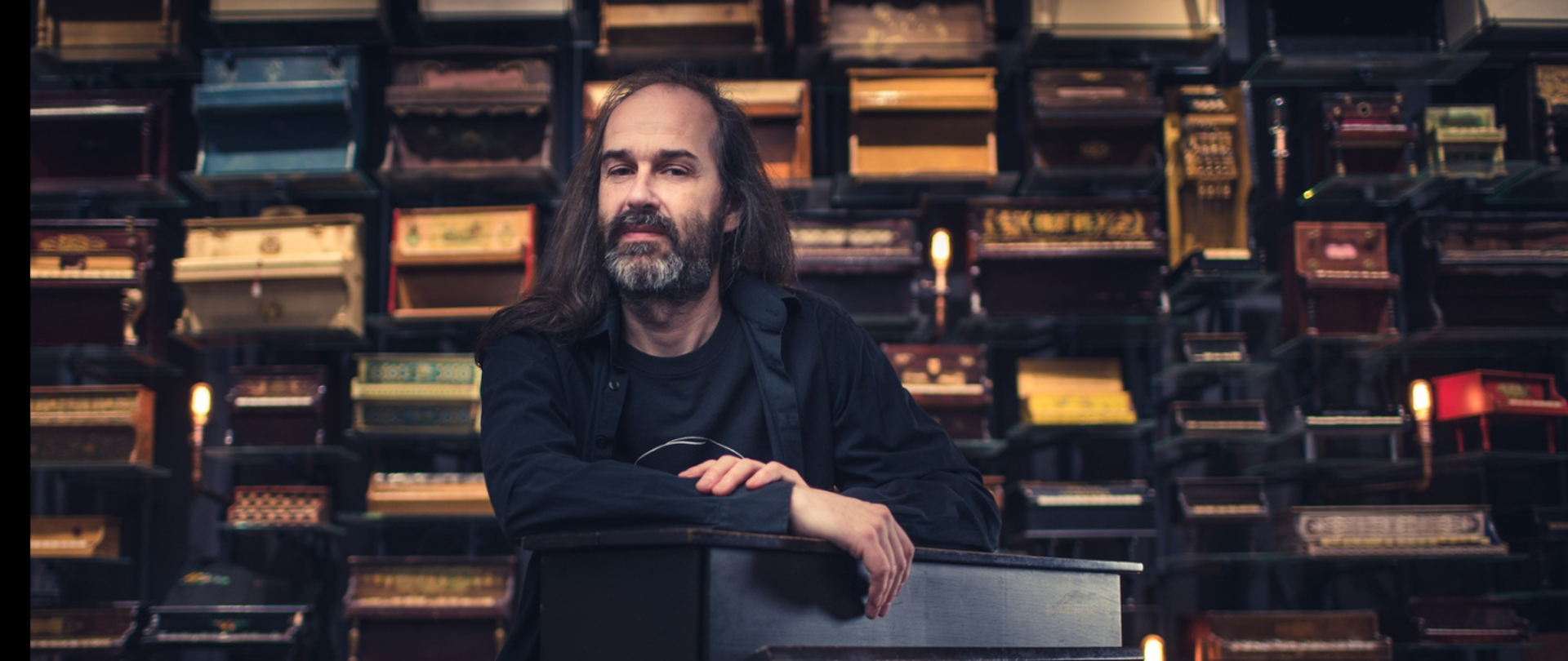 Sekcja Teorii Muzyki zaprasza na wyjątkowe spotkanie z Pawłem Romańczukiem – muzykiem, twórcą niecodziennych instrumentów i pasjonatem eksperymentów dźwiękowych. To świetna okazja, aby odkryć, że muzykę można tworzyć z rzeczy, które na pierwszy rzut oka wcale nie wyglądają jak instrumenty!
Podczas spotkania będzie można posłuchać o niezwykłych źródłach dźwięku, zobaczyć nietypowe instrumenty oraz przekonać się, jak kreatywnie można podchodzić do muzyki i jej nauczania. Zapraszamy wszystkich ciekawych nowych brzmień i muzycznych eksperymentów!
📍 24 marca 2026
📍 Budynek B, Bipromet – sala 513
🕒 Godziny wykładów:
• 15:10 – dla najmłodszych
• 16:00 oraz 18:30 – dla klas starszych (4–6 I stopnia), cyklu młodzieżowego oraz II stopnia
Do zobaczenia! "