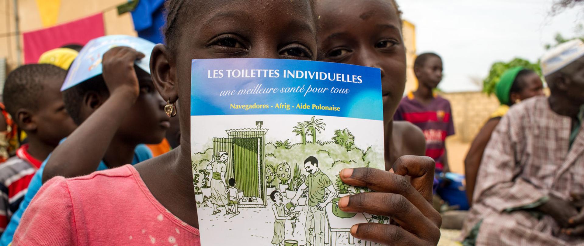 dziecko trzymające ulotkę jak korzystać z toalety