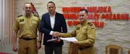 Na zdjęciu . st. bryg. Bogusław Szczurko komendant miejski PSP, Łukasz Płocica prezes zarządu Eurobud Grupa Spółka z o.o , st. bryg. Daniel Dryniak zastępca podkarpackiego komendanta wojewódzkiego PSP podczas podpisywania umowy