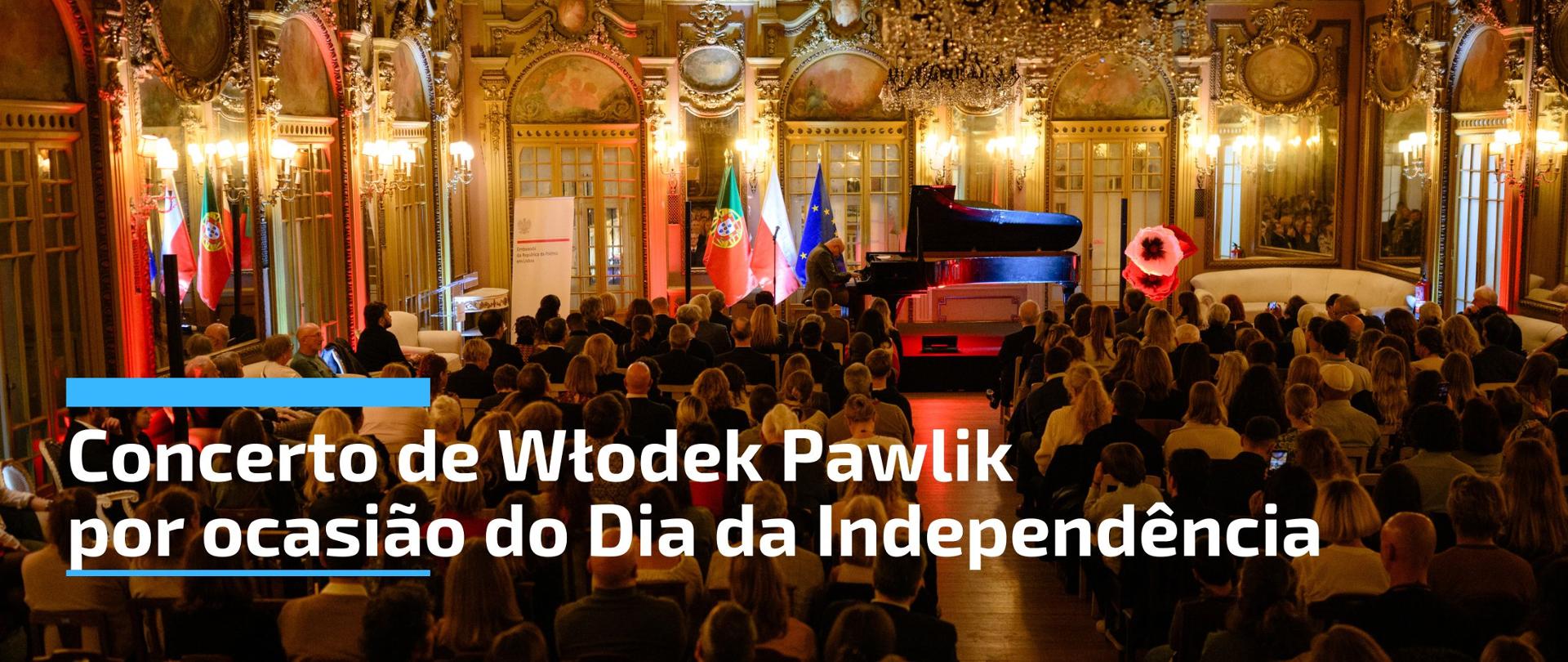 A foto mostra um homem a tocar piano numa sala de concertos histórica. Atrás do piano, encontram-se as bandeiras da Polónia, de Portugal e da União Europeia. O público assiste ao concerto.