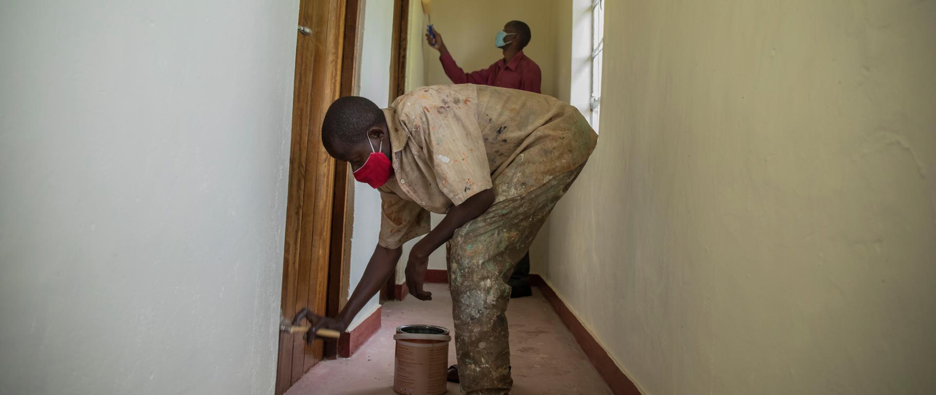 trwa malowanie ścian w budynku
