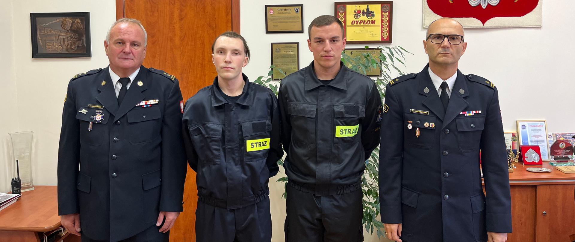 Ślubowanie dwóch nowych strażaków