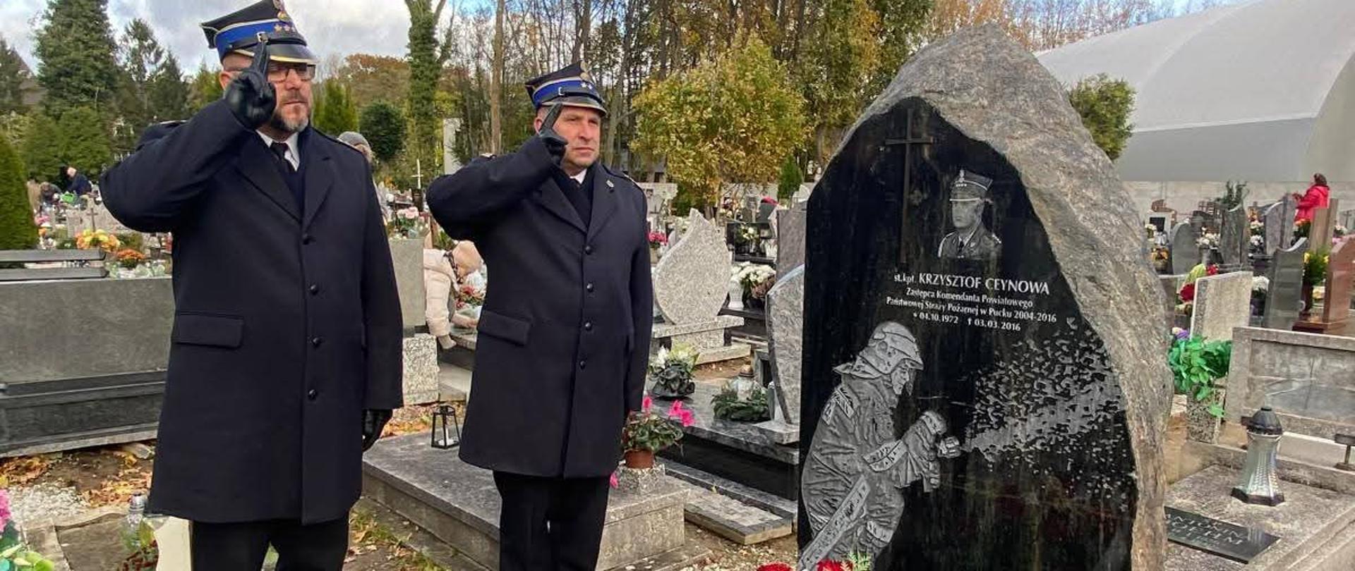 Komendanci oddają honory przy grobie zmarłego Zastępcy Komendanta PSP w Pucku, st. kpt. Krzysztofa Ceynowy