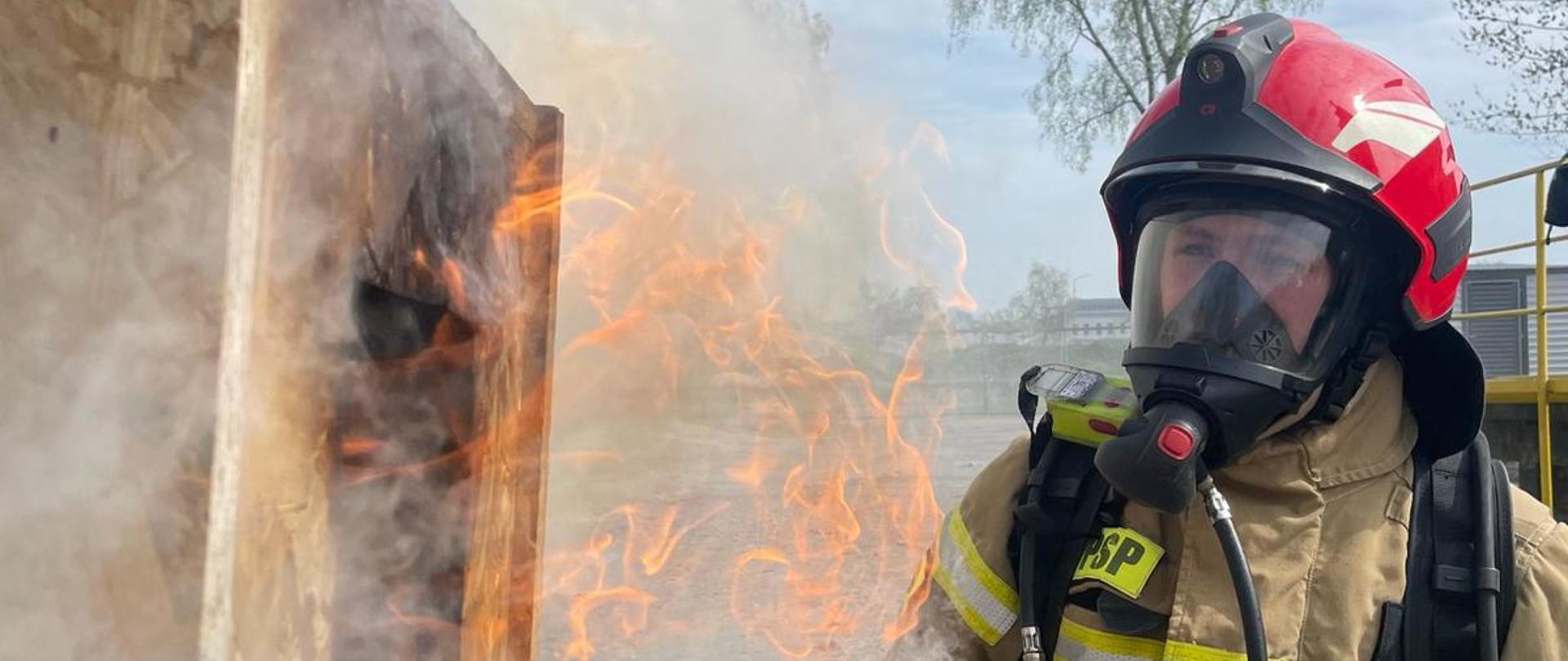 Warsztaty gaszenia pożarów wewnętrznych dla jednostek OSP powiatu kędzierzyńsko-kozielskiego. Pokazy demonstracyjne. 