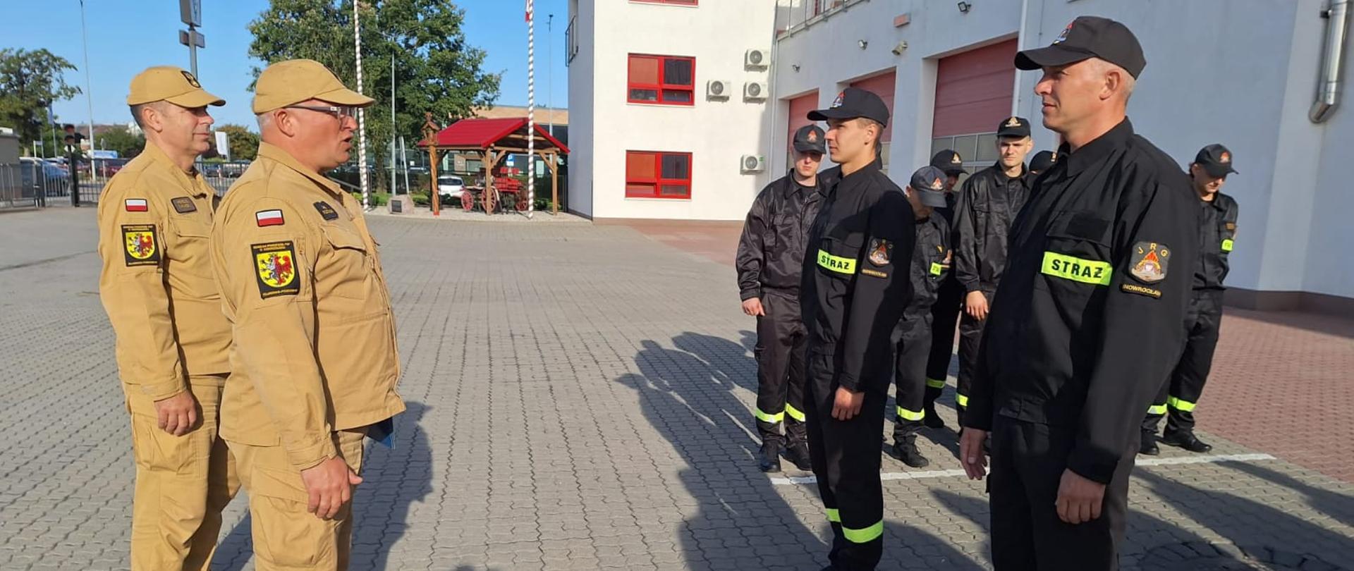 Komendant Powiatowy Państwowej Straży Pożarnej st. bryg. Jakub Politowski oraz Zastępca Komendanta Powiatowego PSP bryg. Ireneusz Taraszka podczas wręczenia dyplomów okolicznościowych dla strażaków z Jednostki Ratowniczo Gaśniczej nr 1