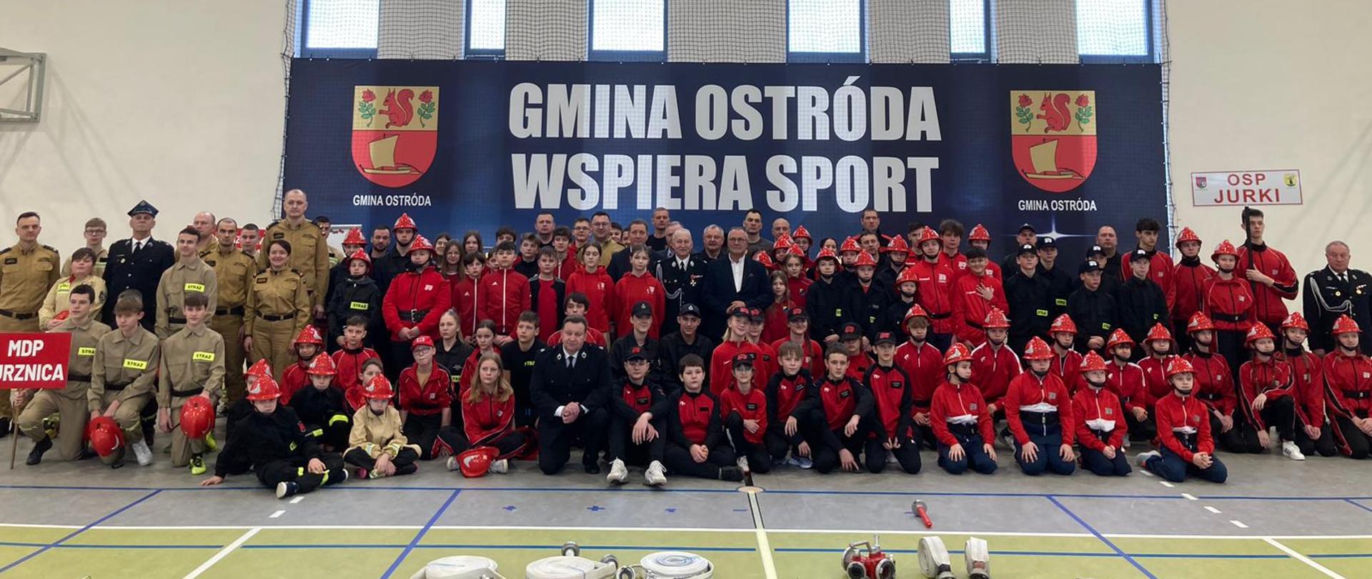 Zaproszeni goście, funkcjonariusze oraz zawodnicy startujący w zawodach na wspólnym zdjęciu