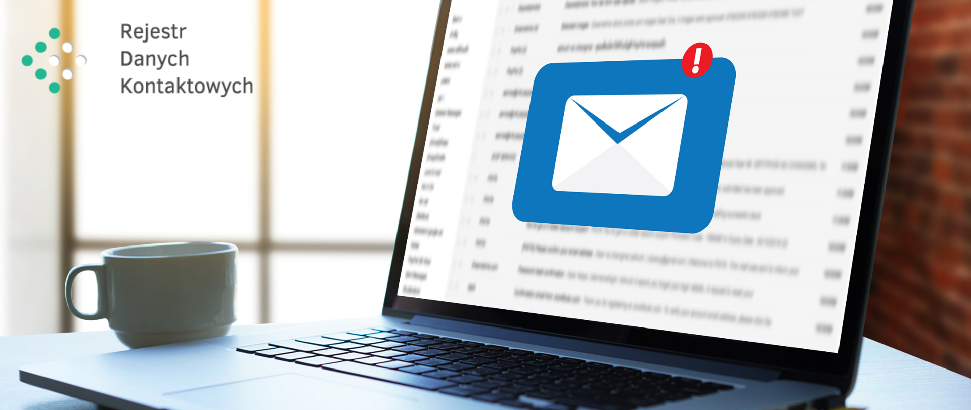 Ekran laptopa z wyświetloną ikoną e-maila