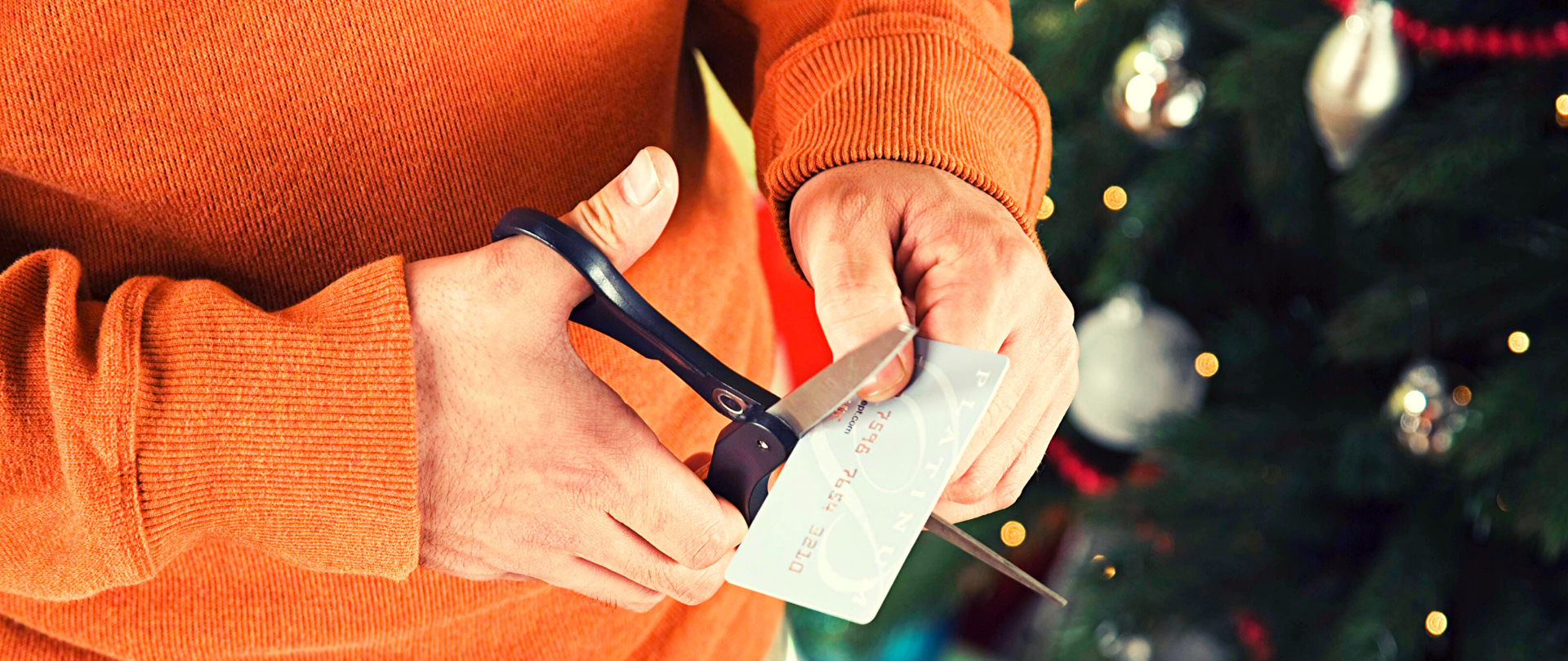 Nożyczki przecinające kartę płatniczą.