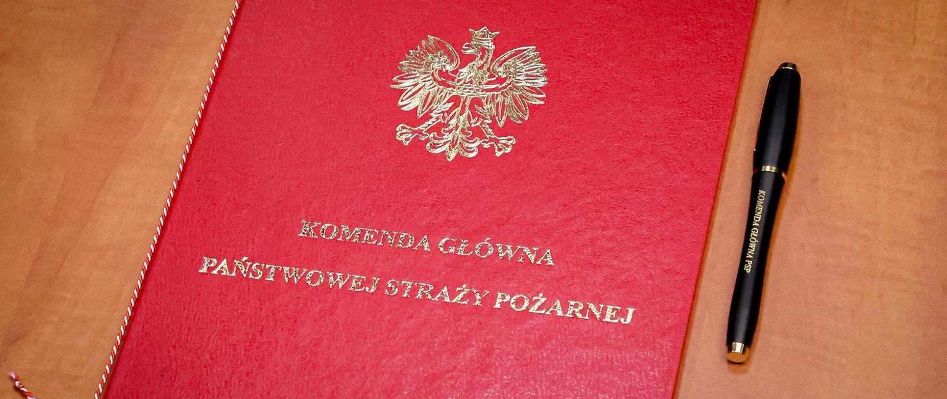 czerwona teczka z napisem 