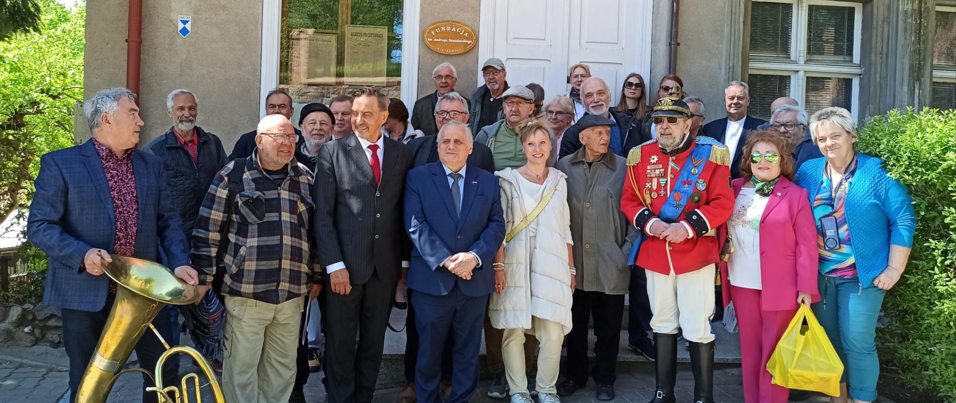 Wicewojewoda Zbigniew Szczypiński wśród dziennikarzy i literatów