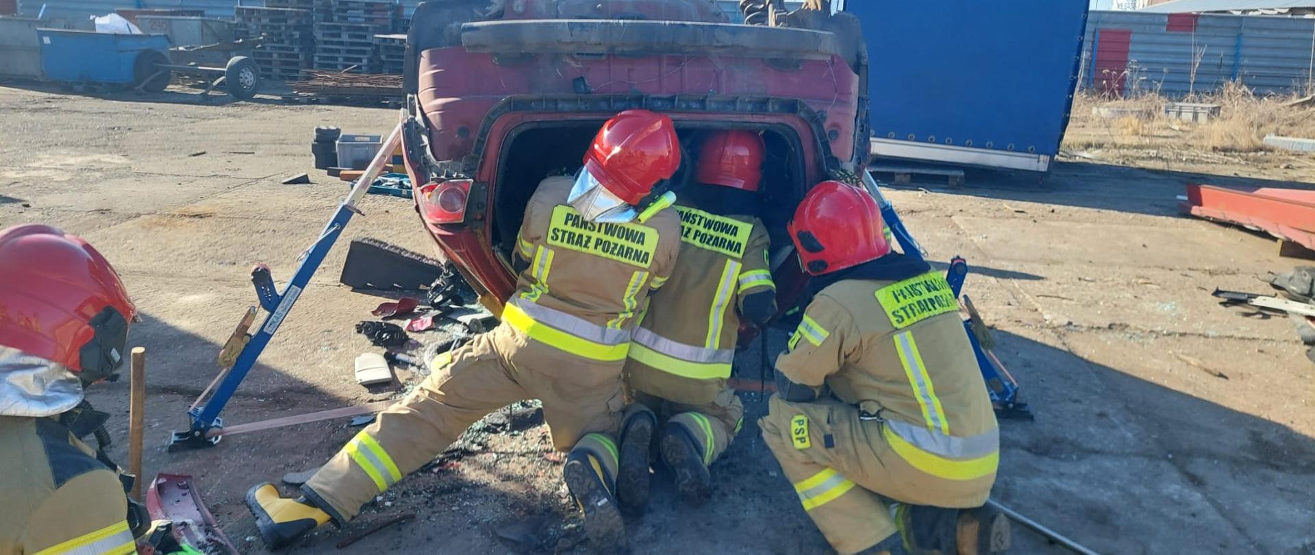 Na zdjęciu widać strażaków podczas ćwiczeń ze sprzętem hydraulicznym 