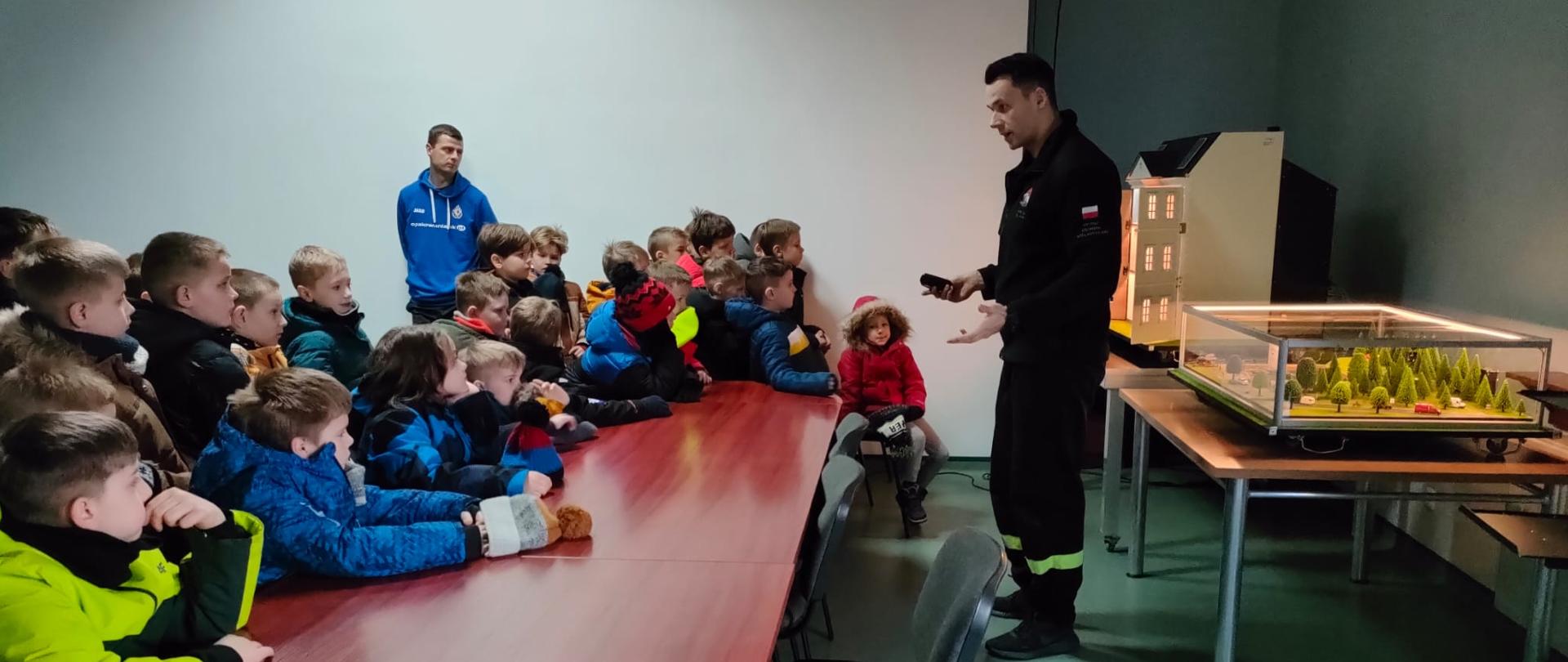 Grupa dzieci w sali szkoleniowej