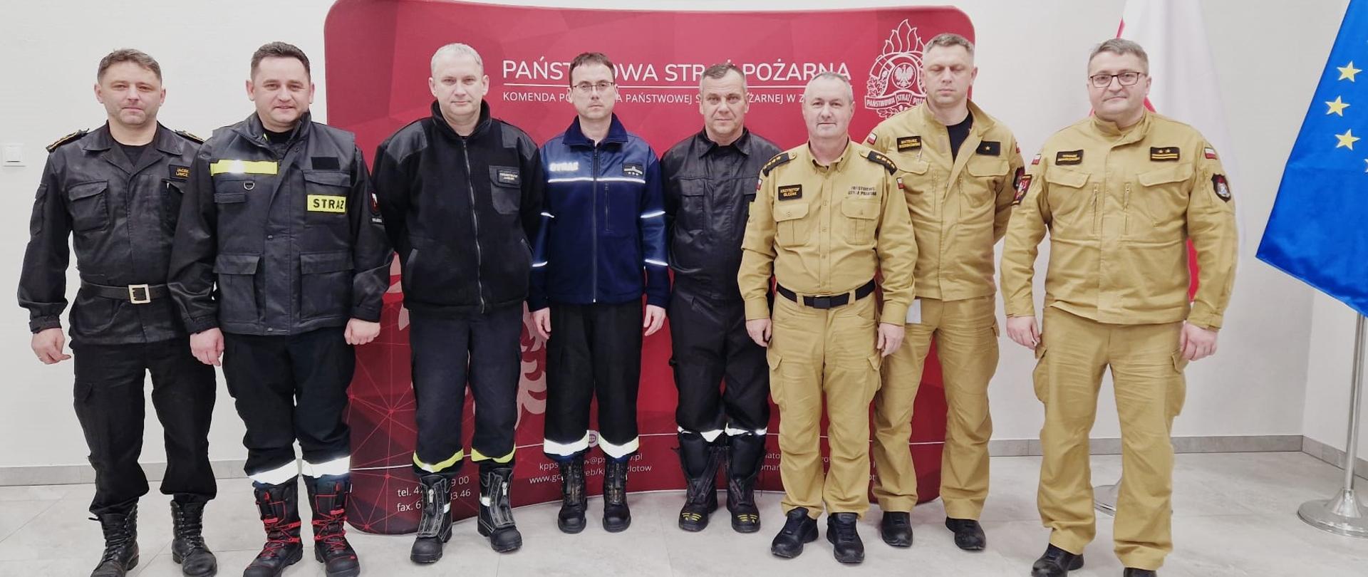 strażacy i komendant 