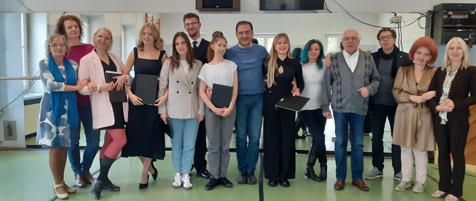 Na zdjęciu stoją nauczyciele wraz z uczniami pierwszego roku.