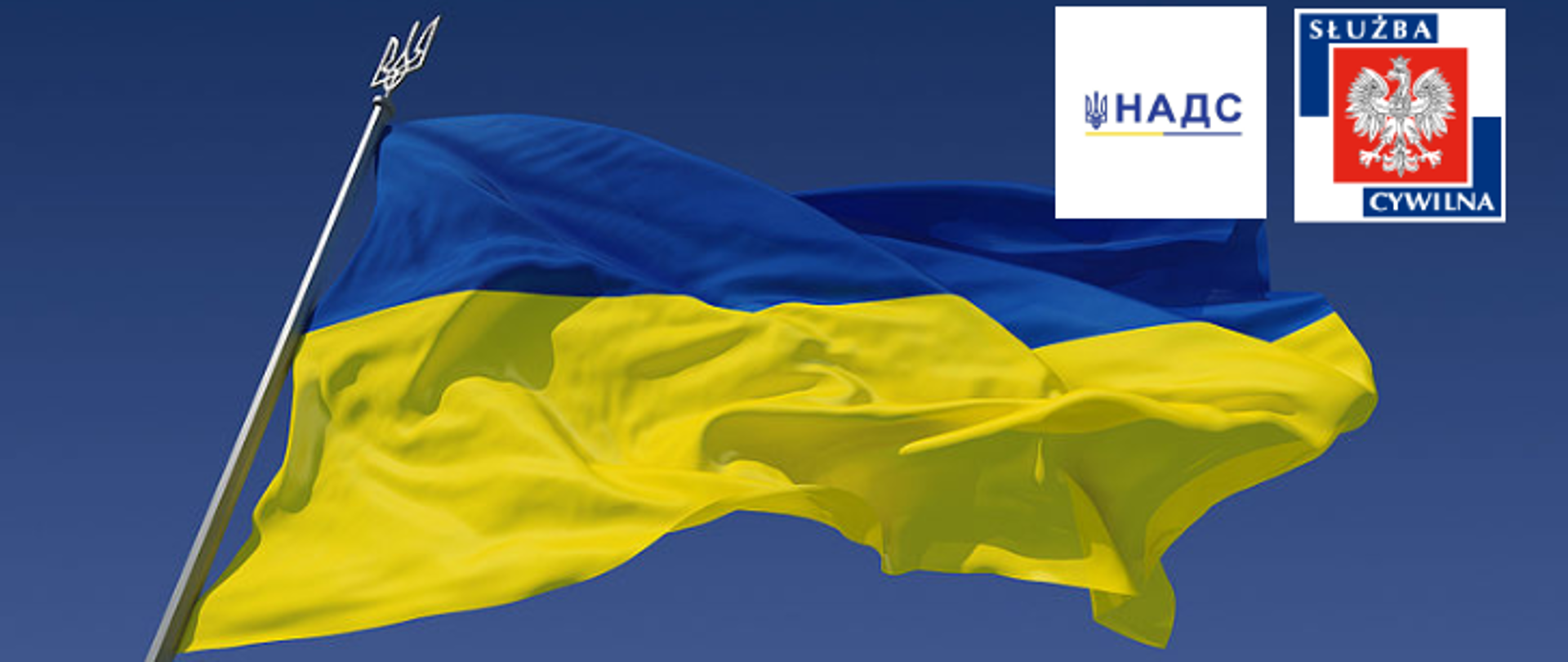 Flaga Ukrainy powiewająca na tle nieba. W prawym górnym rogu logo polskiej służby cywilnej