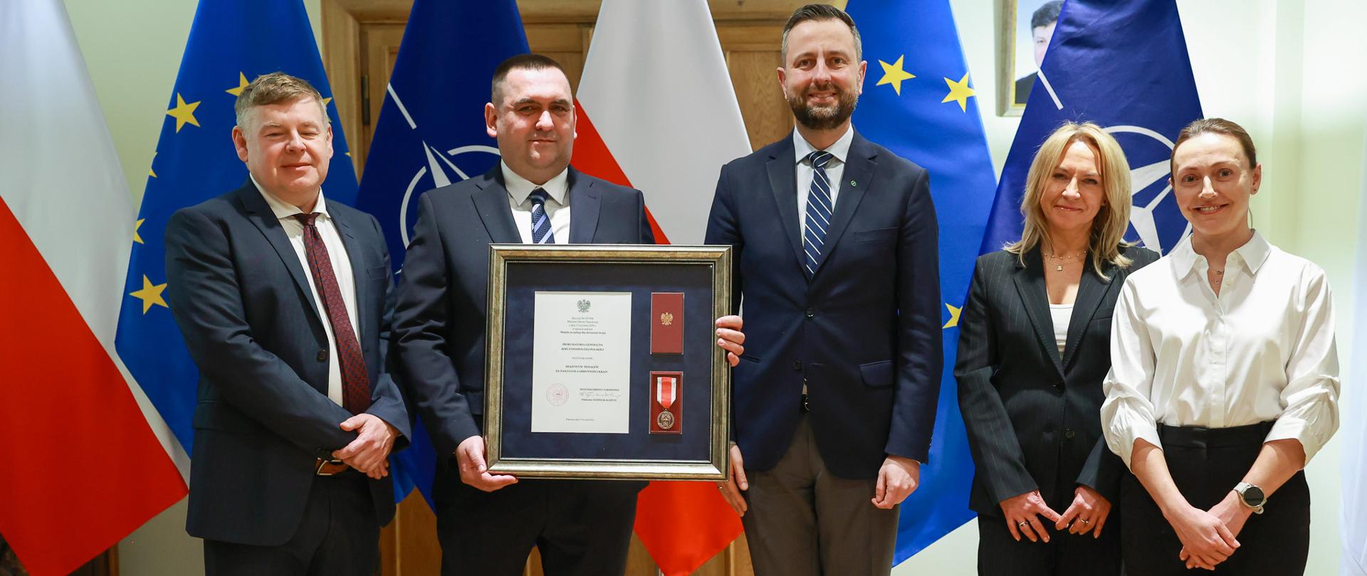 16 marca 2026 r. w Warszawie, wicepremier – minister obrony narodowej Władysław Kosiniak-Kamysz wyróżnił Prokuratorię Generalną RP „Brązowym Medalem za Zasługi dla Obronności Kraju”.
