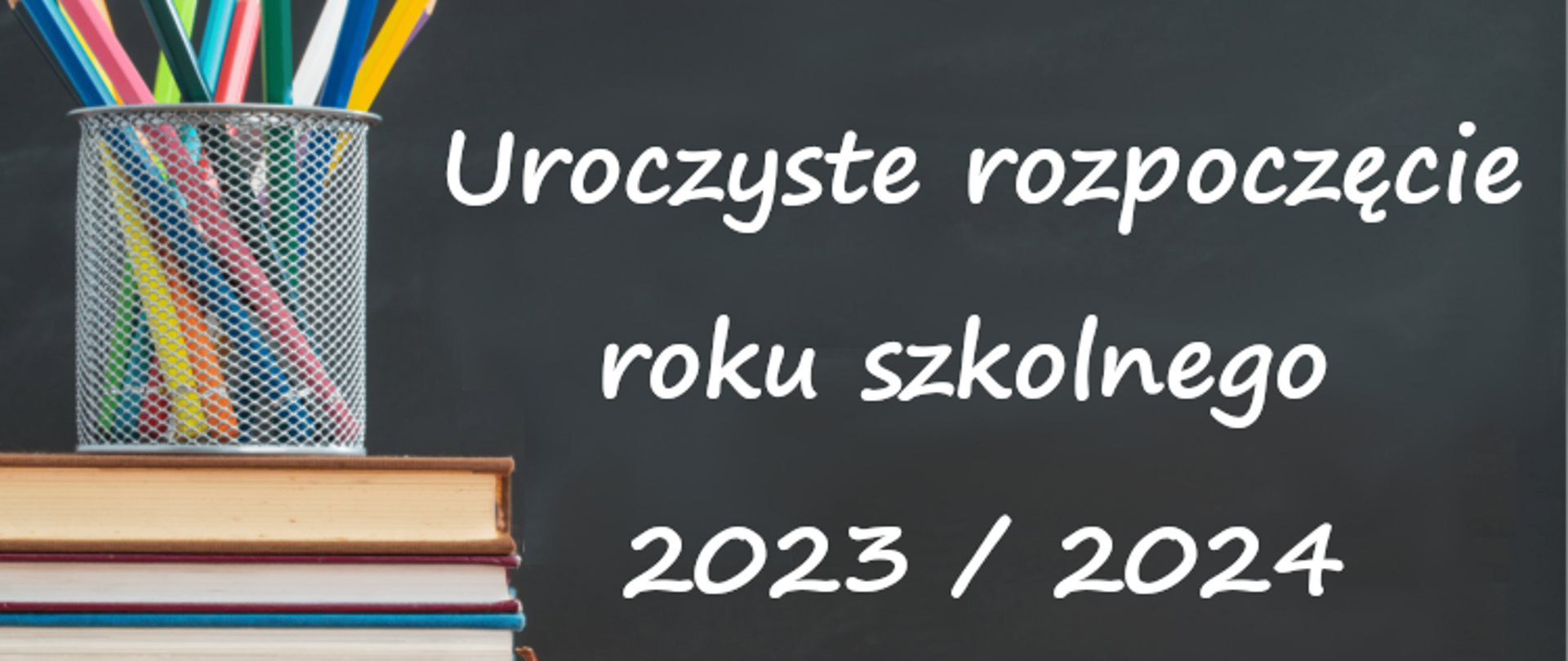 Baner przedstawia kredki w pojemniku na książkach i jabłko. 