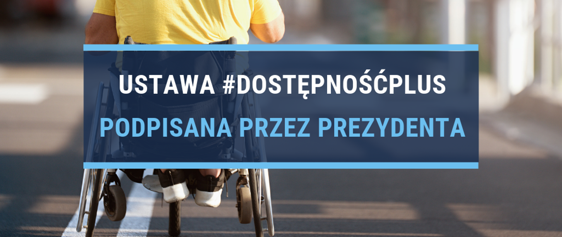 Grafika ze zdjęciem osoby na wózku, na zdjęciu napis "Ustawa #DostępnośćPlus podpisana przez prezydenta"