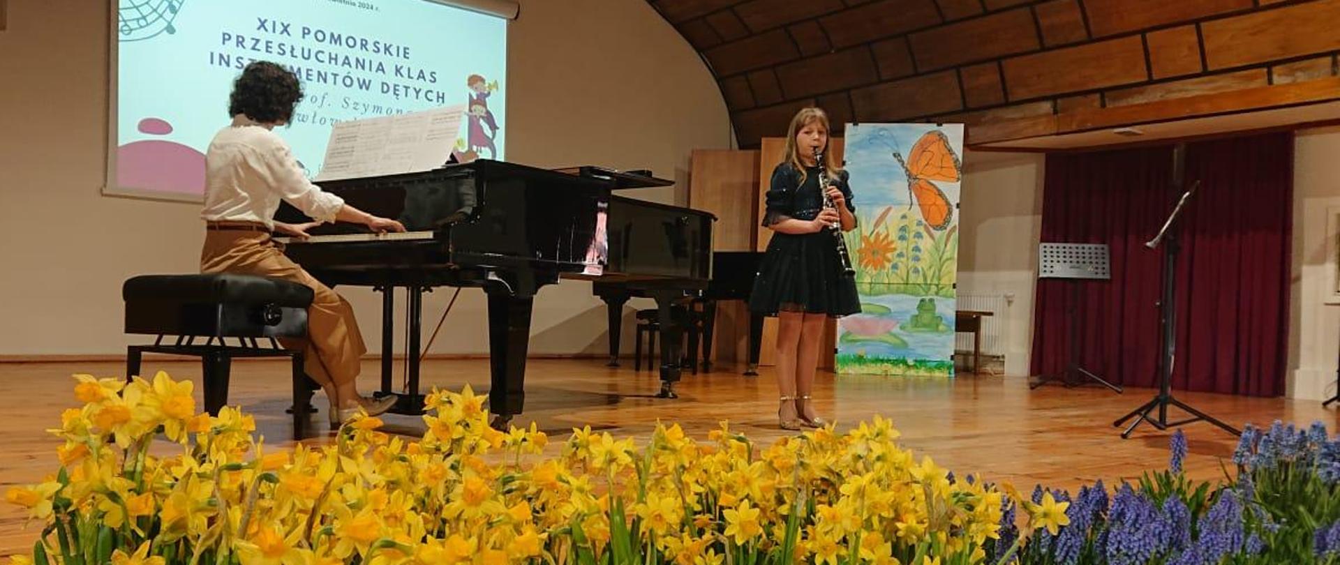 na scenie uczennica grająca na klarnecie i akompaniatorka
