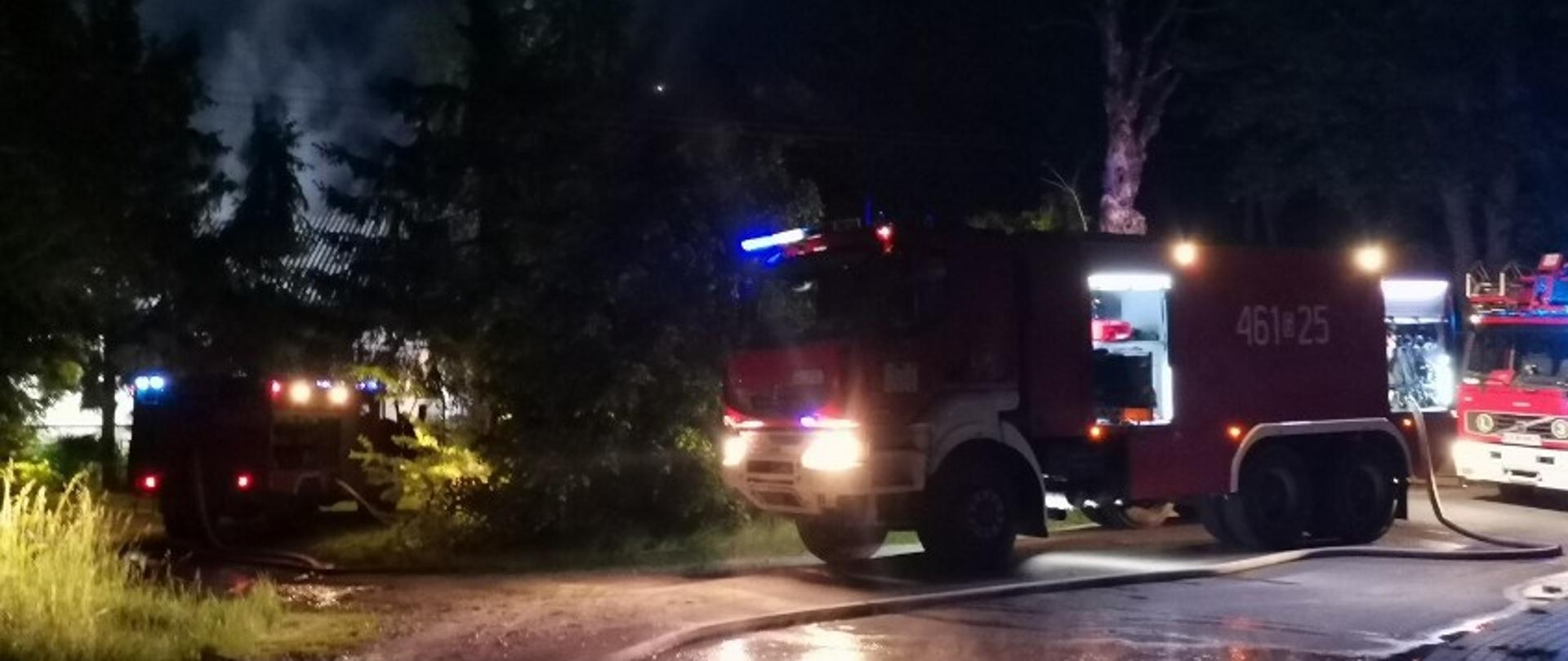 Pojazdy ratownicze stoją przy niedaleko pożaru