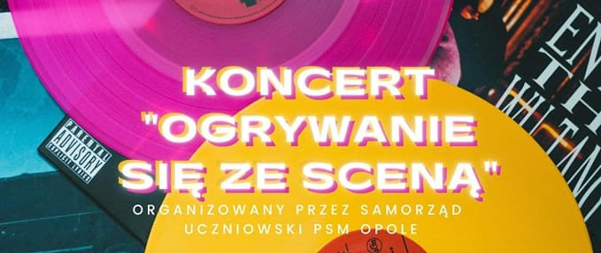 w górnej części różowa płyta winylowa, w dolnej części żółta płyta winylowa, w centralnej części biały napis Koncert "Ogrywanie się ze sceną"