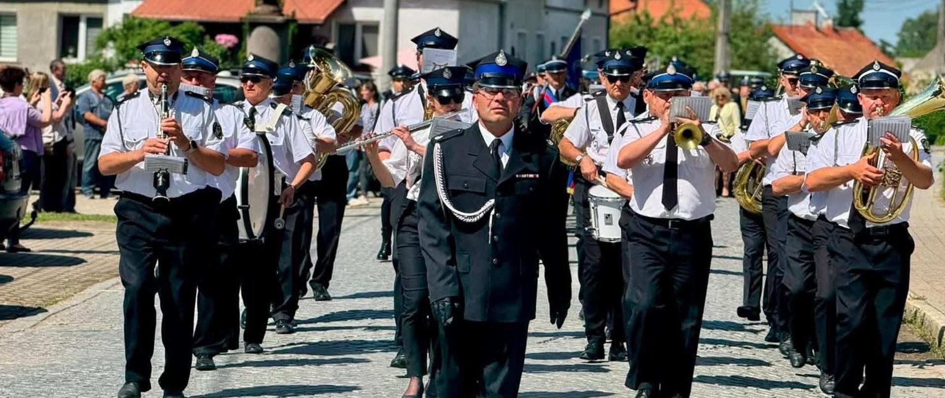 Na zdjęciu Orkiestra OSP Zielonka Pasłęcka podczas przemarszu