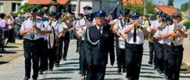 Na zdjęciu Orkiestra OSP Zielonka Pasłęcka podczas przemarszu