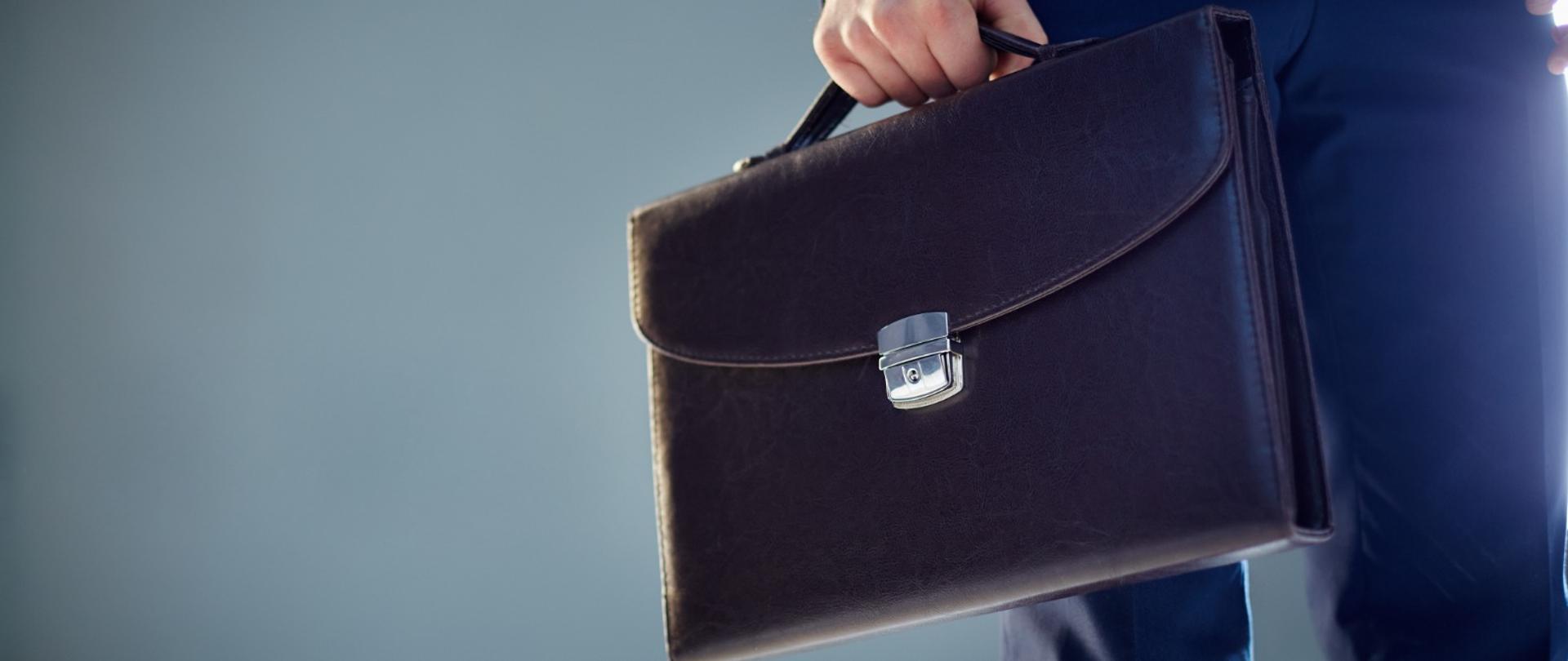 Prosta Spółka Akcyjna (P.S.A.) obchodzi dzisiaj swoje pierwsze urodziny. Na zdjęciu widać skórzaną teczkę.