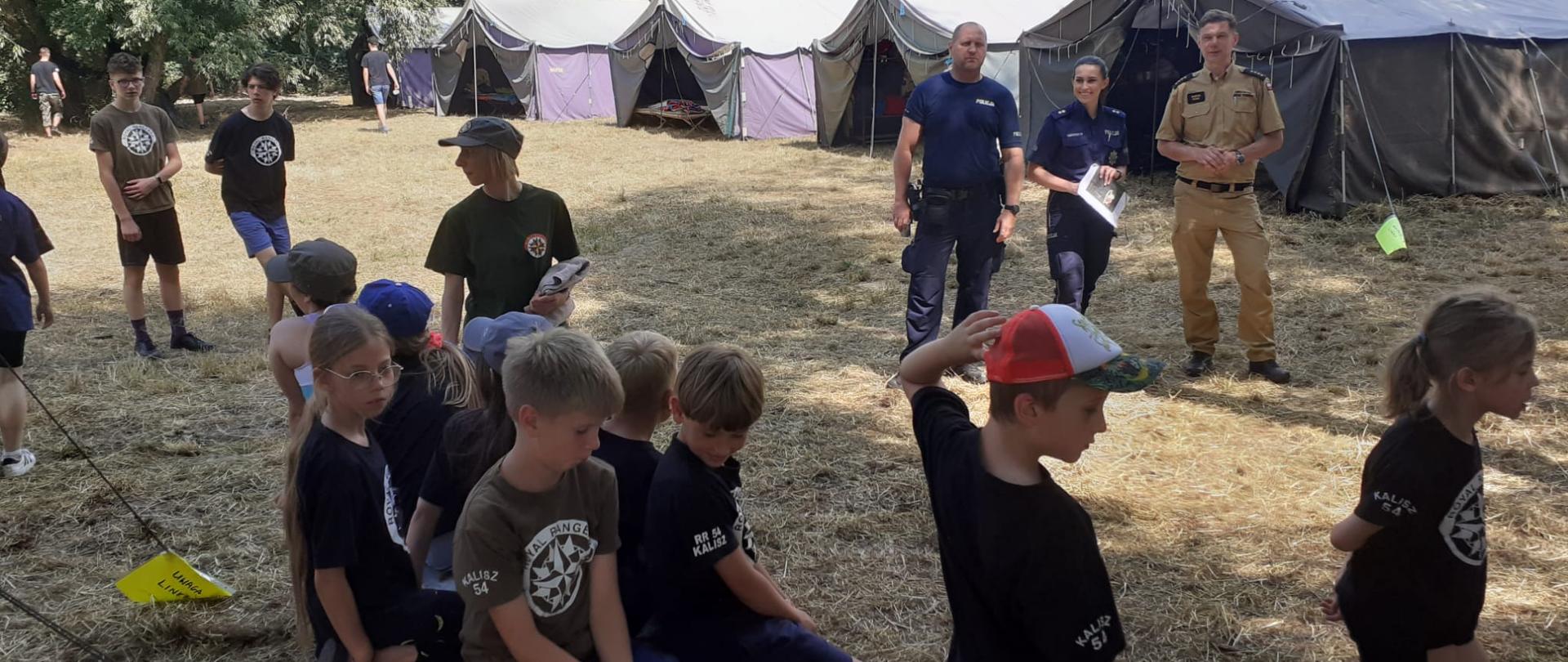 Strażacy i policjanci wśród harcerzy.