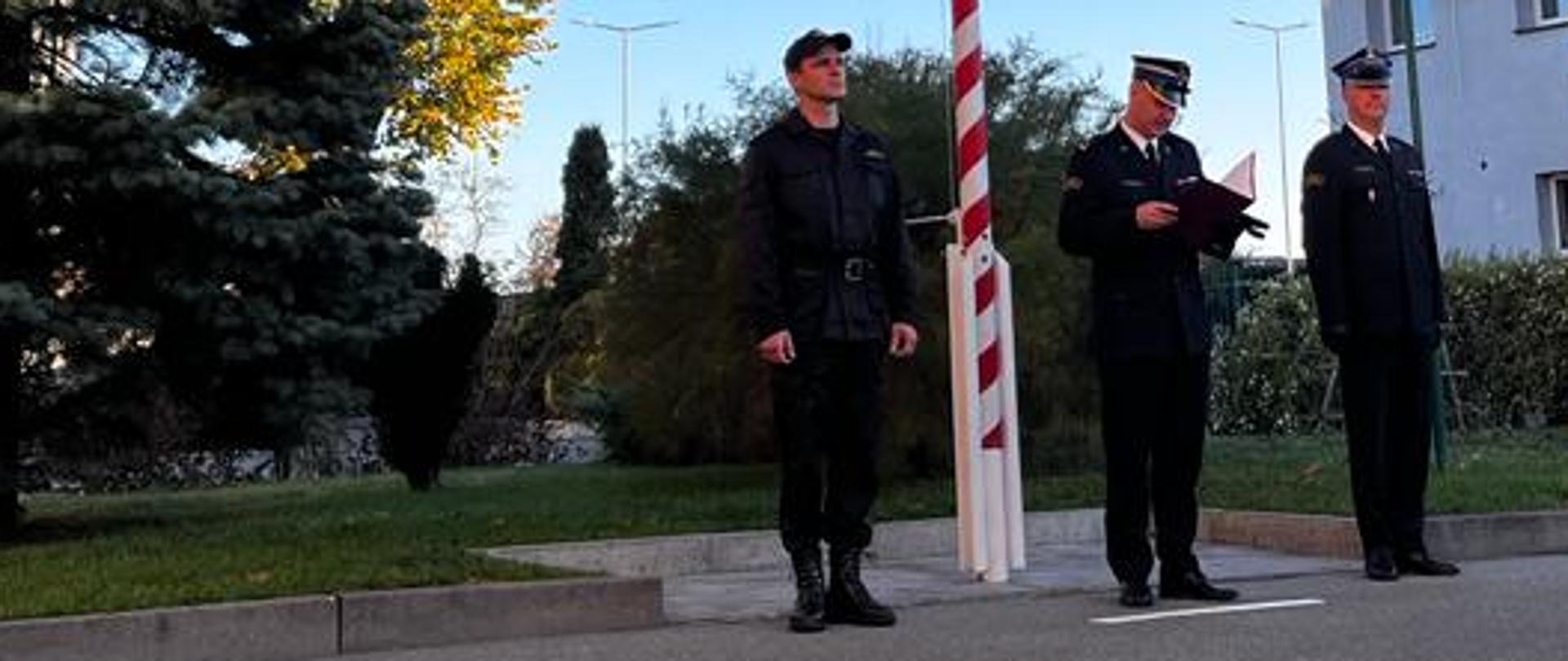 Strażacy PSP podczas uroczystej zbiórki 