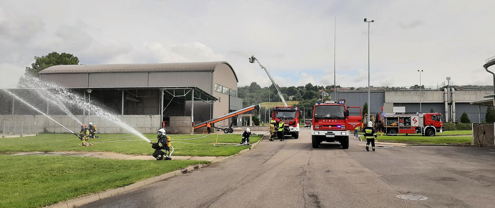 Podawanie prądów wodnych z stanowisk gaśniczych na ziemi oraz z podnośnika 