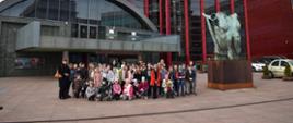 Na zdjęciu znajduje się grupa uczniów wraz z pedagogami PSM I st. w Jaśle na tle wejścia do budynku Opery Krakowskiej