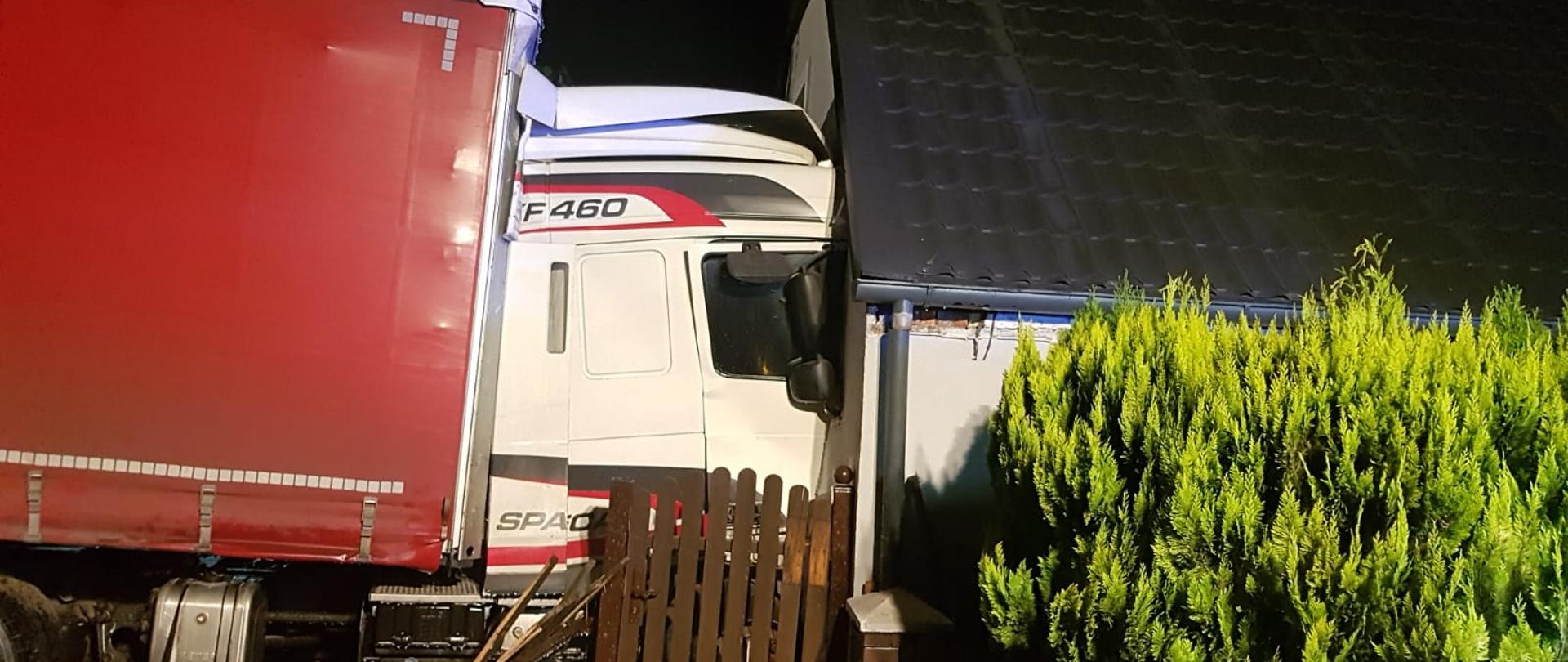 SAMOCHÓD CIĘŻAROWY WJECHAŁ W BUDYNEK MIESZKALNY