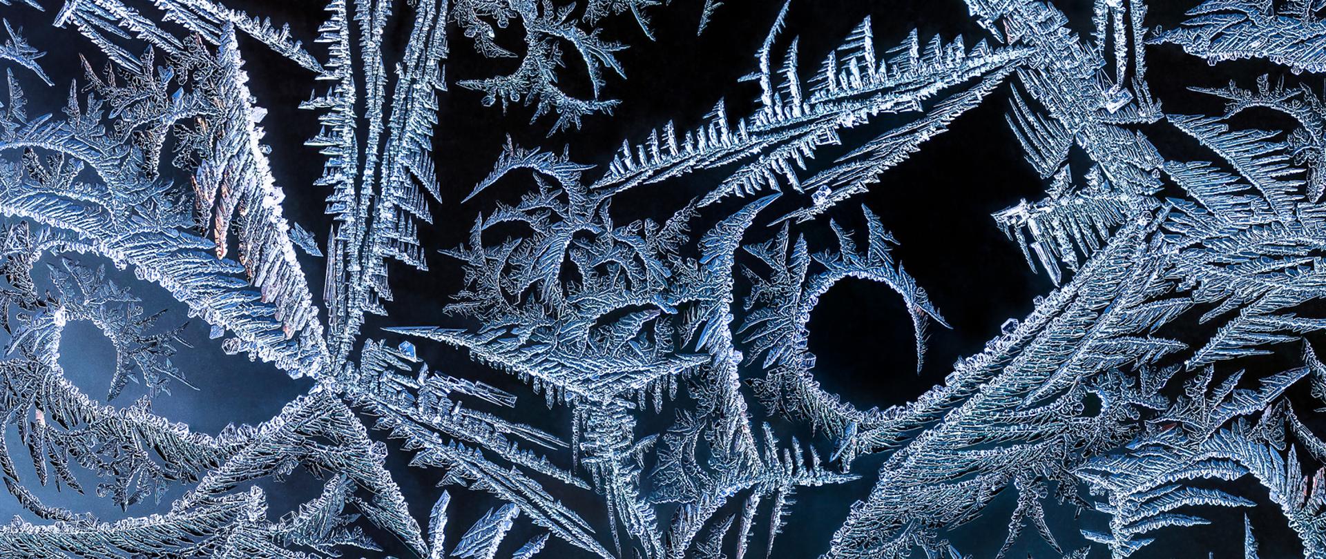 zdjęcie mrozu na szybie