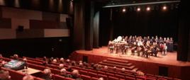 W sali widowiskowej odbywa się koncert