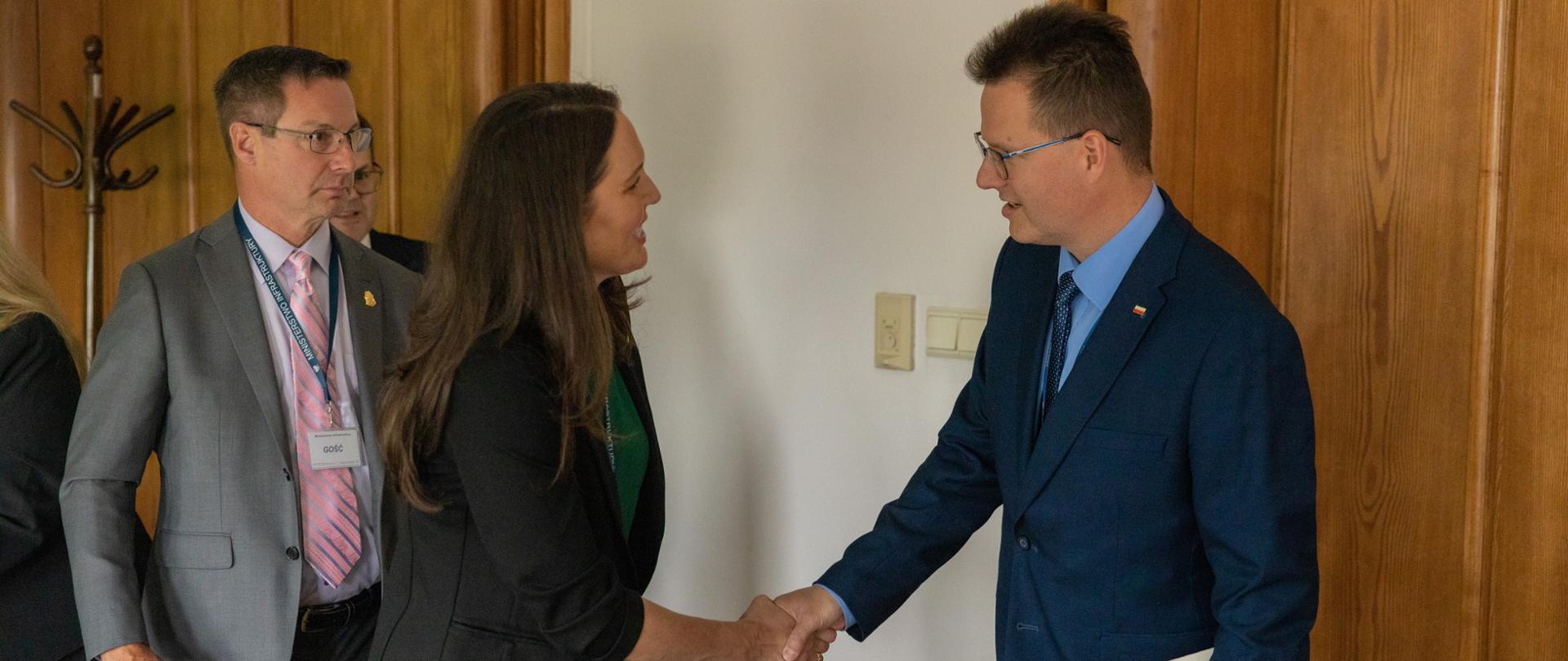 Wiceminister infrastruktury Andrzej Bittel podczas spotkania z przedstawicielami Federalnej Administracji Kolejowej USA