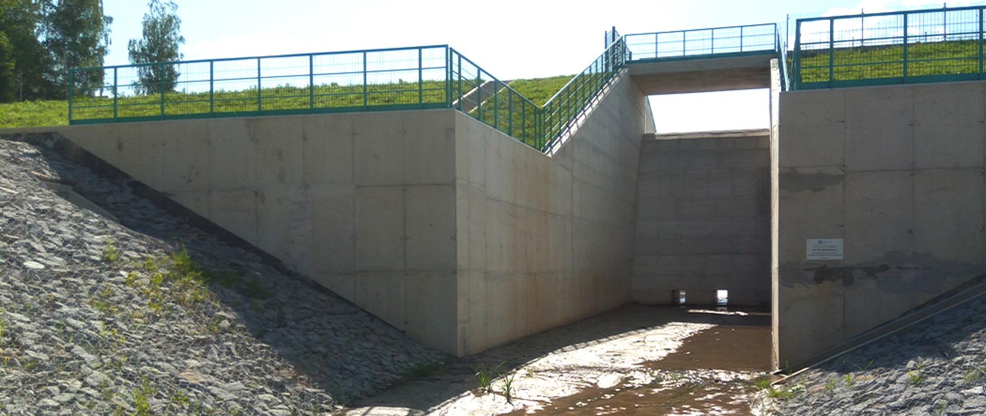 Na zdjęciu widać zbiornik.