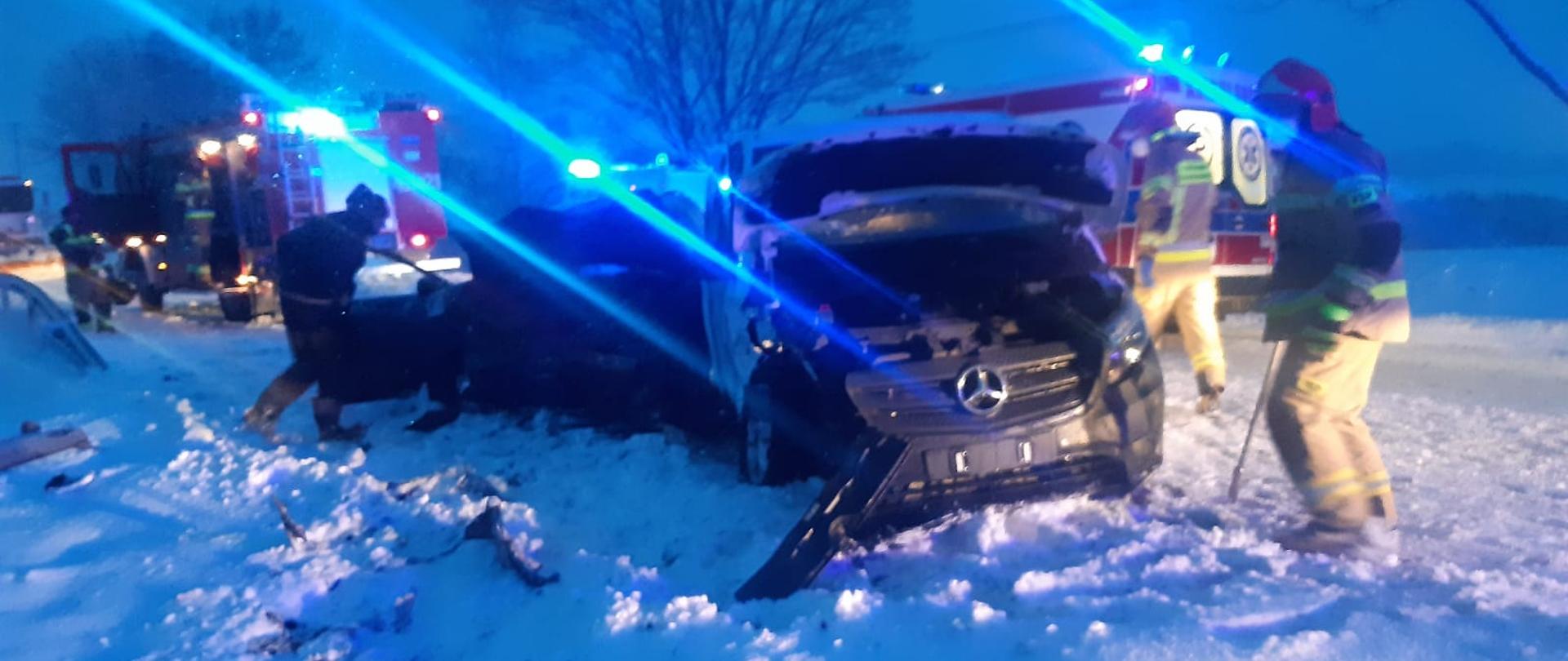 Samochody osobowe uczestniczące w wypadku drogowym podczas działań zastępów straży pożarnej