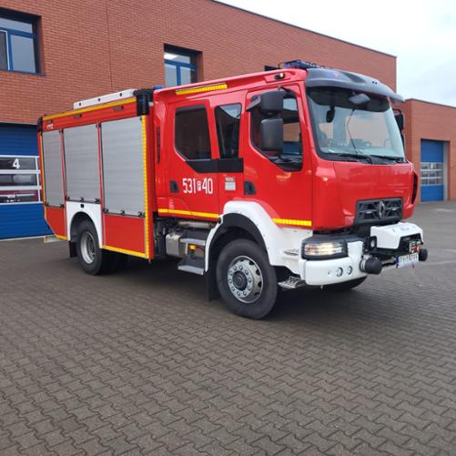 samochód strażacki, w tle strażnica