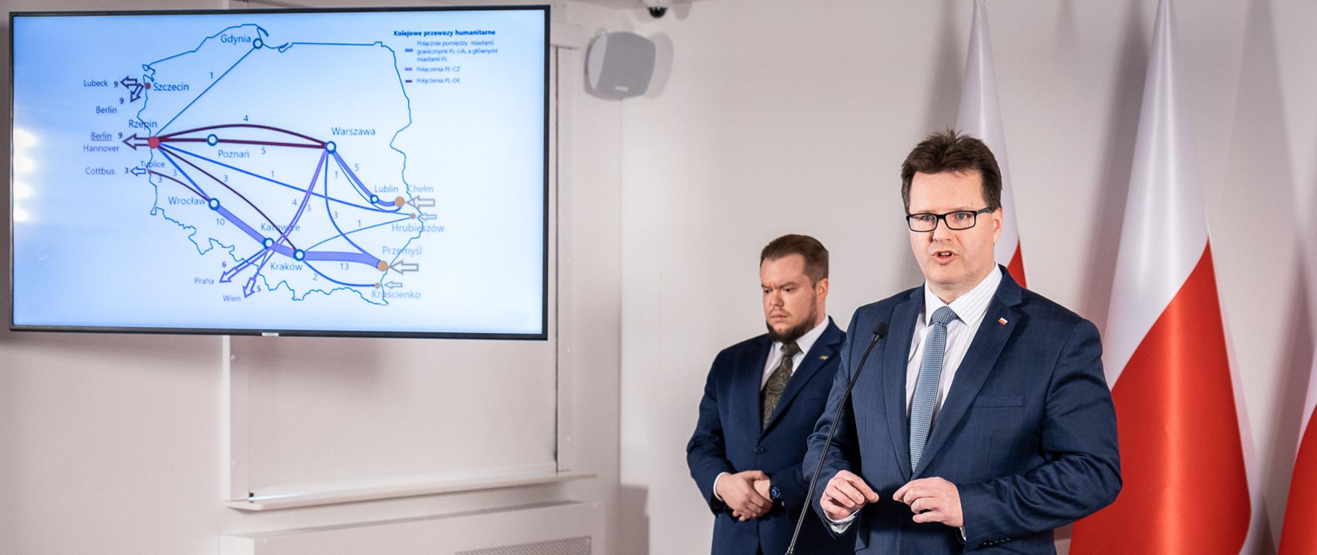 Wiceminister infrastruktury Andrzej Bittel w trakcie konferencji prasowej