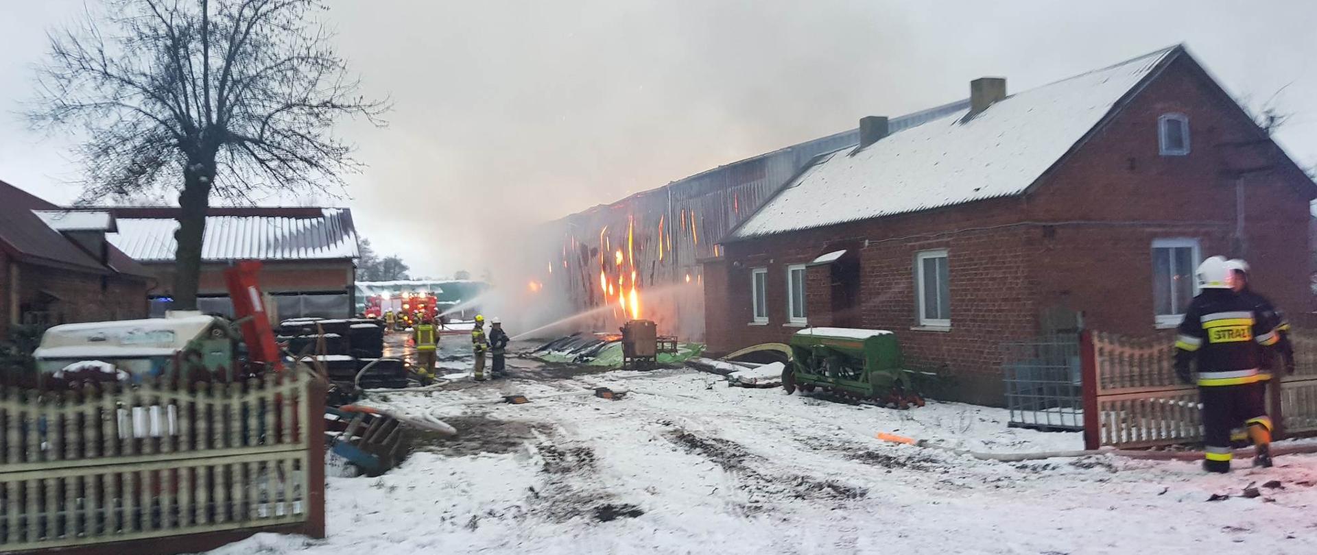 DUŻY POŻAR WIATY MAGAZYNOWEJ W KOZUBOWIE